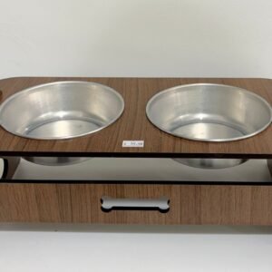 Comedouro Duplo Elevado para Pets em Madeira – Modelo Retangular com Tigelas de Alumínio